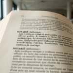 Acte notarié définition : document officiel signé chez un notaire avec sceau et stylo