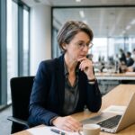 Directrice administrative et financière en réunion dans un bureau moderne