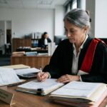 Magistrat en robe de tribunal, symbolisant le salaire et la carrière dans la magistrature française